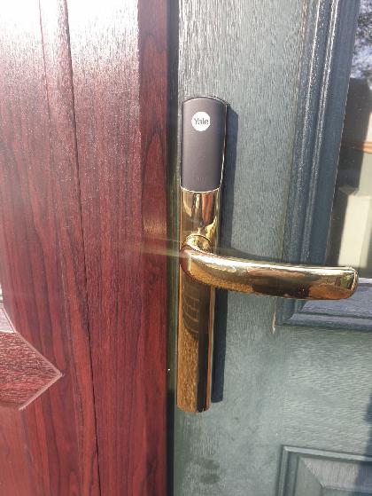 Yale Conexis L1 Smartlock in polished Brass - external