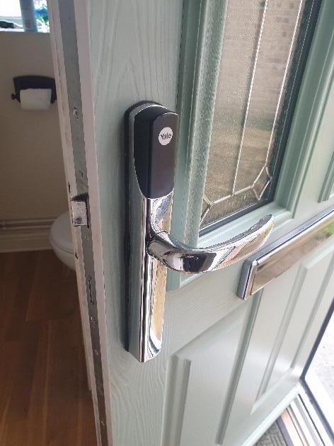 Door with Smartlock in operation